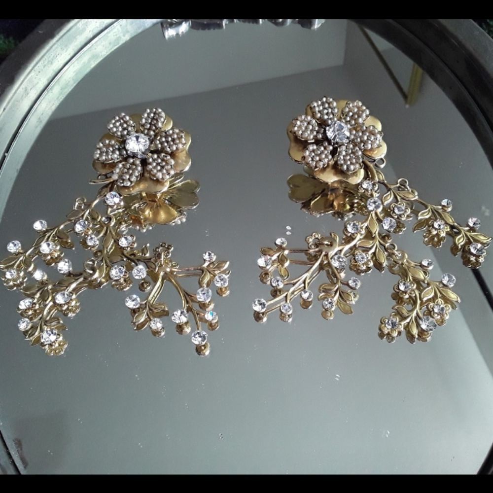 Vintage hanging flower earrings.